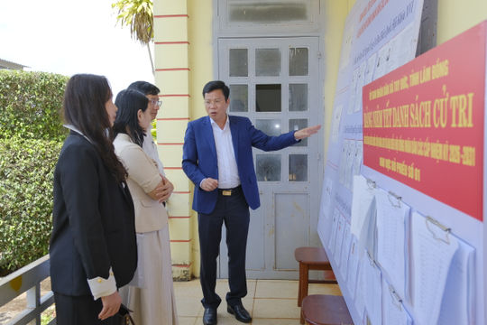 Chủ tịch Ủy ban Bầu cử tỉnh Lâm Đồng kiểm tra công tác bầu cử tại xã biên giới Tuy Đức