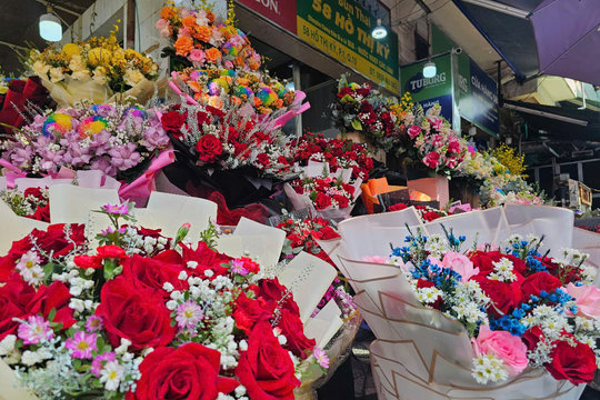 Thị trường 8/3: Hoa tươi tăng giá, mỹ phẩm và thời trang giảm tới 50%