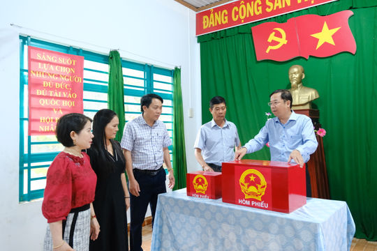 Trưởng Ban Tổ chức Tỉnh ủy Lâm Đồng Tôn Thiện Đồng kiểm tra công tác bầu cử tại khu vực Đạ Tẻh