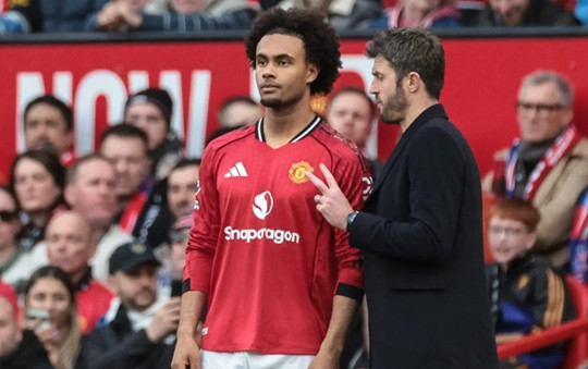 Michael Carrick và bài toán Joshua Zirkzee: Đã đến lúc ngừng lãng phí số 10 ảo