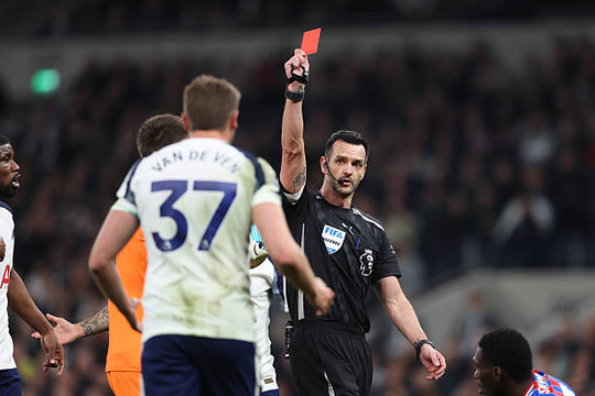 Micky van de Ven và sự sụp đổ tại Tottenham: Khi tấm băng thủ quân trở nên quá nặng