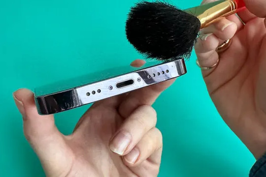 Mẹo vệ sinh cổng sạc và loa điện thoại an toàn theo khuyến nghị từ Apple và Samsung