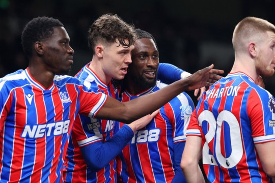 Tottenham 1-3 Crystal Palace: Thảm họa Van de Ven đẩy 'Gà trống' vào cuộc đua trụ hạng