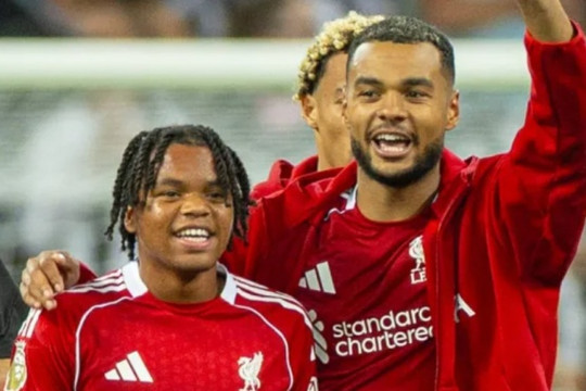 Liverpool lún sâu vào khủng hoảng: Đã đến lúc Arne Slot tin dùng Rio Ngumoha