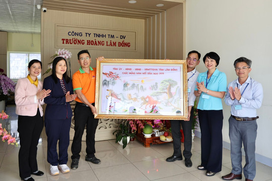 Phó Bí thư Tỉnh ủy Lâm Đồng Phạm Thị Phúc thăm, làm việc với DNTN Trường Hoàng