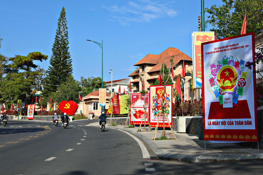 Lâm Đồng rực rỡ cờ hoa chào mừng Ngày hội non sông