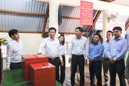 Lam Dong Election Council Chairman Inspects Polling Preparations in Border Commune