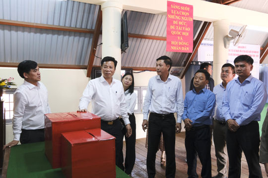 Chủ tịch HĐND tỉnh, Chủ tịch UBBC tỉnh Lâm Đồng kiểm tra công tác chuẩn bị bầu cử tại xã Quảng Trực
