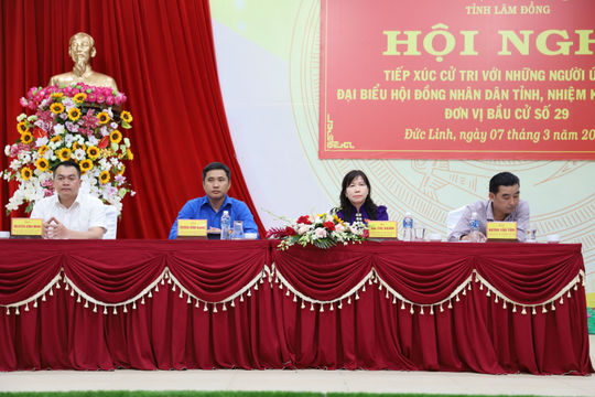 Cử tri xã Đức Linh tiếp xúc với những người ứng cử đại biểu HĐND tỉnh
