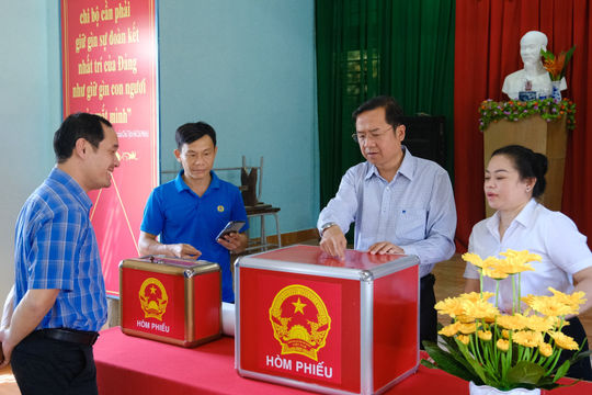 Trưởng Ban Tổ chức Tỉnh ủy Lâm Đồng Tôn Thiện Đồng kiểm tra công tác bầu cử tại xã Cát Tiên