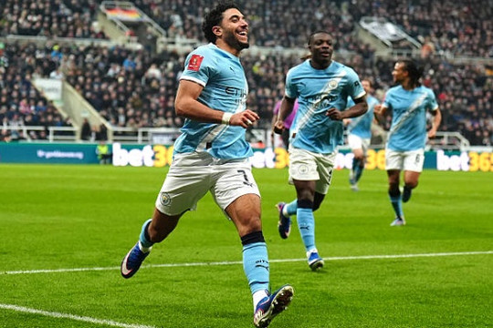 Marmoush lập cú đúp siêu phẩm đưa Manchester City vào tứ kết FA Cup khi vắng Haaland