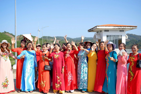 Hơn 20.000 phụ nữ Lâm Đồng đồng diễn dân vũ, diễu hành hưởng ứng Tuần lễ Áo dài