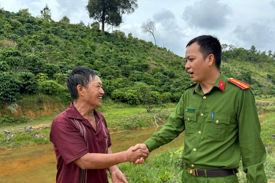Người Liêng Hung bỏ súng săn, chăm lên rẫy