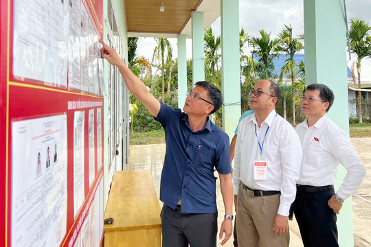 Lãnh đạo HĐND tỉnh Lâm Đồng giám sát công tác bầu cử tại xã Nam Đà, Krông Nô