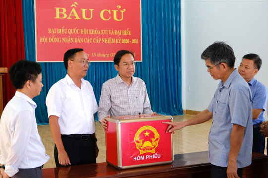 Trưởng Ban Tổ chức Tỉnh ủy Lâm Đồng Tôn Thiện Đồng kiểm tra công tác bầu cử tại xã Cát Tiên 3