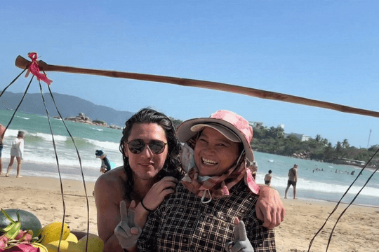 Nha Trang: Gặp gỡ bà cụ bán hoa quả gây bão mạng xã hội với 40 triệu lượt xem
