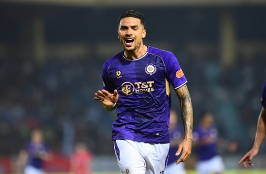 Cú đúp của Đỗ Hoàng Hên giúp Hà Nội FC chấm dứt chuỗi 13 trận bất bại của CAHN
