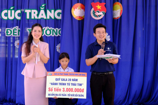 Hơn 117 triệu đồng trao học bổng Hoa cúc trắng - Tiếp bước đến trường