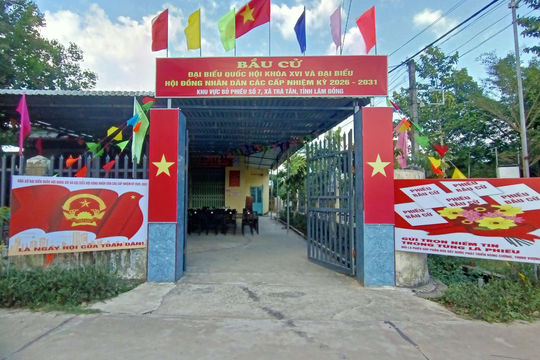 Ngày hội toàn dân bừng sáng giữa sắc đỏ cờ hoa và sắc xanh hy vọng