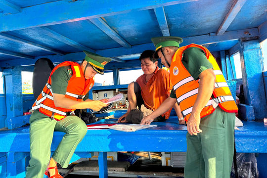 Bộ đội biên phòng đồng hành với ngư dân hướng về ngày bầu cử