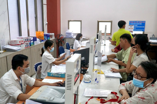 Viên chức công tác 5 năm 6 tháng có đủ điều kiện vào công chức?