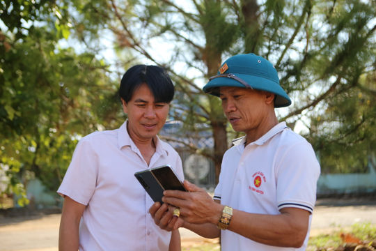 Người uy tín “cầu nối” đưa thông tin bầu cử đến từng hộ dân ở Nhân Cơ