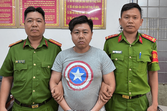 Công an TP.HCM bắt khẩn cấp tài xế xe ôm đập phá hành lý của khách tại sân bay Tân Sơn Nhất