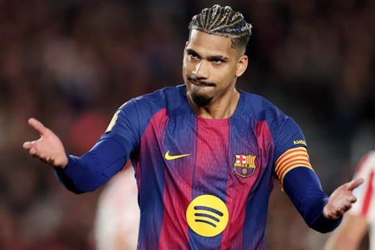 Ronald Araujo và bài toán nhân sự của Hansi Flick trước đại chiến Newcastle