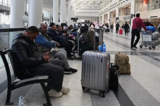 Dubai: Du khách chi hàng tỷ đồng và vượt hàng trăm cây số đường bộ để rời vùng căng thẳng