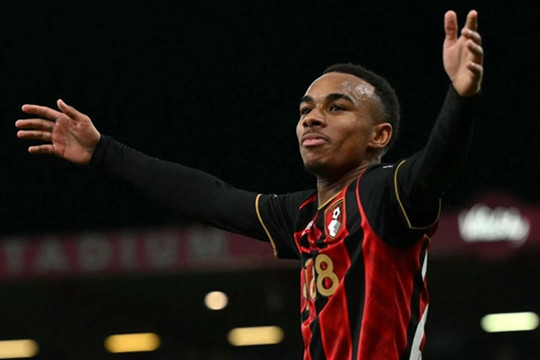 Liverpool quyết đấu Real Madrid vì Eli Junior Kroupi: Phép thử tham vọng 80 triệu bảng