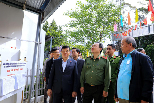 Trưởng Ban Chỉ đạo bầu cử tỉnh Lâm Đồng Y Thanh Hà Niê Kđăm kiểm tra công tác chuẩn bị bầu cử tại Đà Lạt