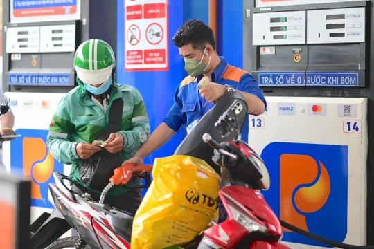 Giá xăng dầu giảm mạnh từ 22h ngày 11/3: Xăng RON95 giảm gần 4000 đồng/lít