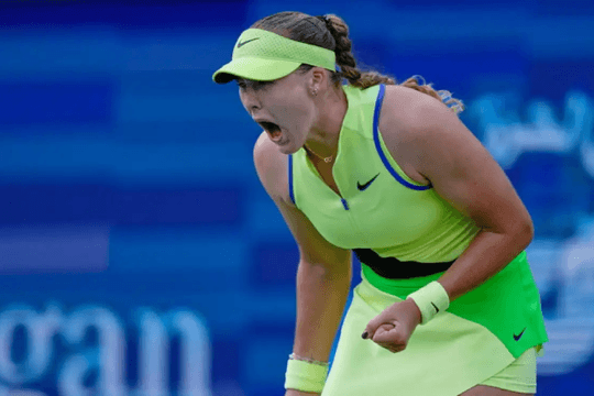 Mirra Andreeva đập nát vợt và bật khóc sau thất bại cay đắng tại Indian Wells 2026
