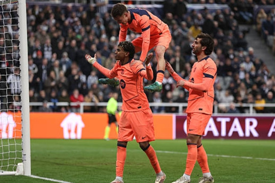 Lamine Yamal giật lại trận hòa 1-1 cho Barcelona trước Newcastle tại St. James' Park