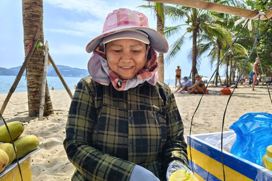 Nha Trang: Gặp gỡ dì Mai và tiếng rao xoài dứa chuối gây sốt toàn cầu