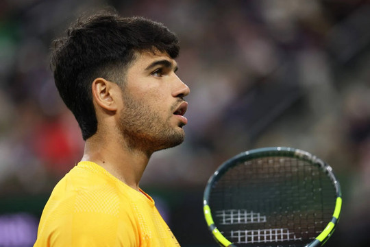 Carlos Alcaraz thắng thuyết phục Casper Ruud 2-0 để tiến vào tứ kết Indian Wells