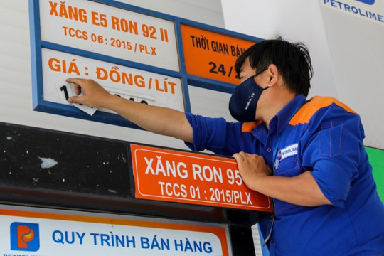 Giảm chi tiêu, bớt đi lại khi giá xăng, dầu tăng
