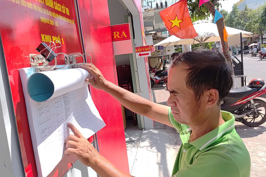 Ngư dân Tiến Thành sắp xếp chuyến biển để tham gia bầu cử