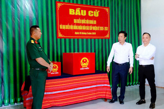 Trường Xuân “làm đẹp” điểm bỏ phiếu bằng thổ cẩm