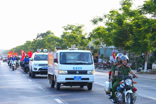 Rộn ràng diễu hành tuyên truyền bầu cử tại các địa phương phía Đông Lâm Đồng