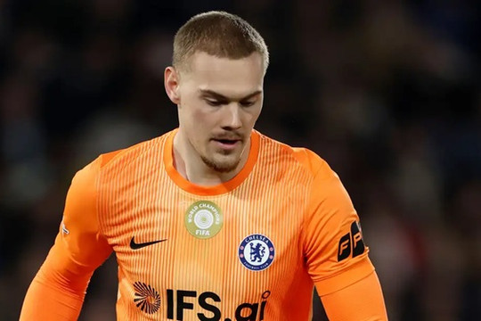 Sai lầm của Filip Jorgensen trước PSG: Khi sở trường chơi chân trở thành 'nhát dao' chí mạng