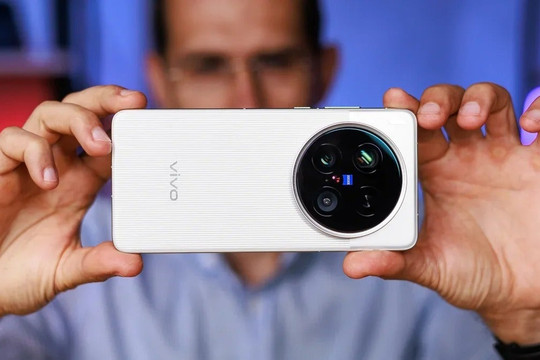 Cận cảnh vivo X300 Ultra: Camera Zeiss 200MP tiêu cự 35mm và pin khủng 7.000mAh