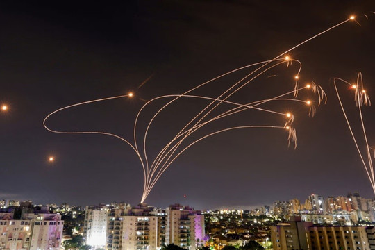 Hệ thống Iron Dome của Israel bị xuyên thủng bởi loạt 100 quả rocket từ Hezbollah