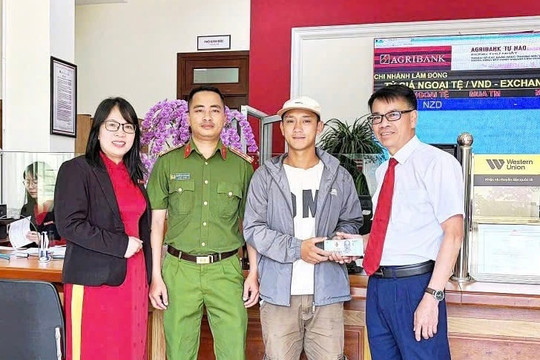 Nghĩa cử đẹp “nhặt được của rơi, trả người đánh mất” tại phường Lang Biang - Đà Lạt