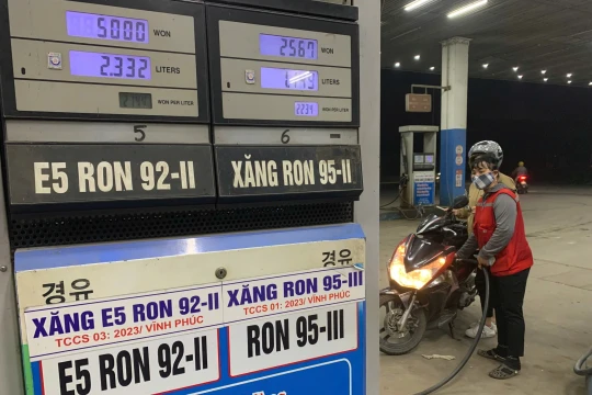 Giá xăng dầu hôm nay 14/3/2026: Xăng RON95 25.575 đồng/lít, dầu Brent vượt 100 USD