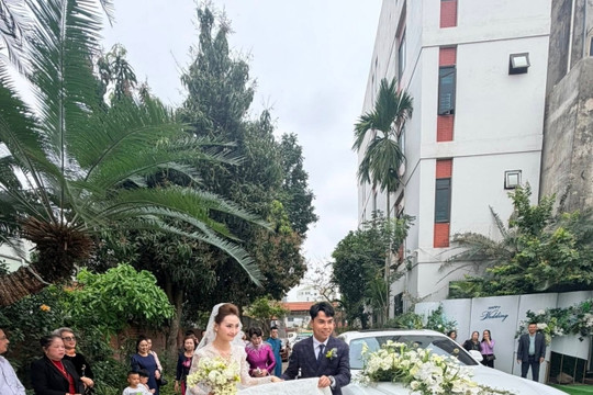 Lễ cưới cầu thủ Đức Huy và MC Huyền Trang Mù Tạt tại quê nhà