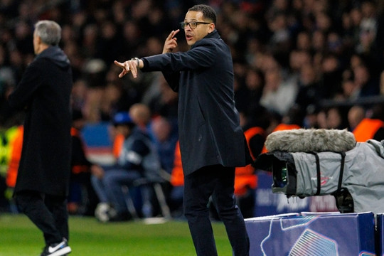Triết lý của Liam Rosenior gây tranh cãi trước trận đại chiến giữa Chelsea và Newcastle