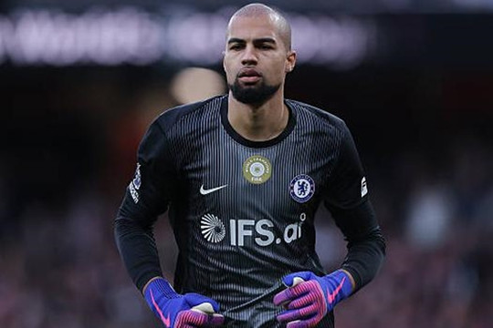 HLV Liam Rosenior và bài toán thủ môn: Robert Sanchez phải trở lại để cứu ghế tại Chelsea