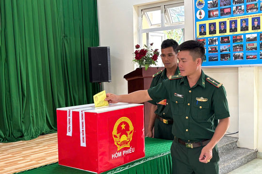 Cử tri tại 5 khu vực ở Lâm Đồng tham gia bầu cử sớm