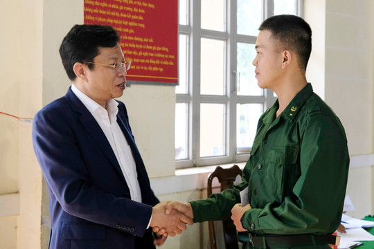 Chủ tịch Ủy ban Bầu cử tỉnh Lâm Đồng Lưu Văn Trung dự khai mạc tại khu vực bầu cử sớm